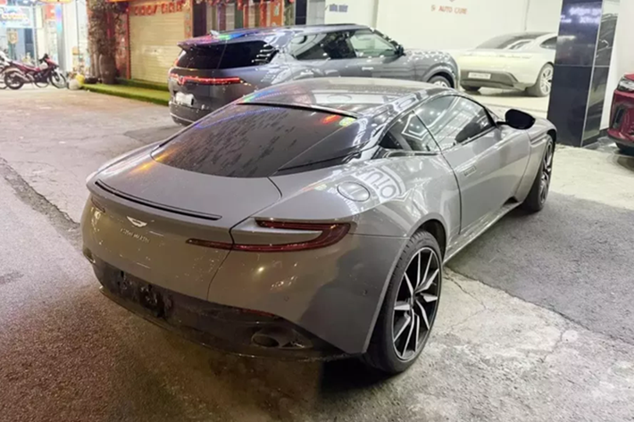 Các xe thể thao hạng sang Aston Martin DB11 đang lăn bánh tại Việt Nam đều được chủ nhân chọn lựa động cơ V8, tăng áp kép, dung tích 4.0 lít do Mercedes-AMG sản xuất, lý do đơn giản là hưởng mức thuế tiêu thụ đặc biệt mới tốt hơn.