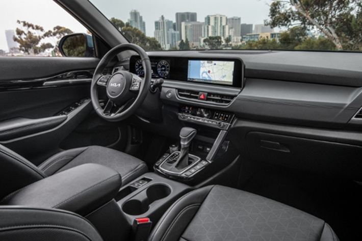 Bên cạnh tùy chọn hybrid, Kia Seltos 2026 dự kiến vẫn sẽ duy trì các phiên bản động cơ xăng dung tích từ 1.4L đến 1.6L, với mức công suất dao động từ 113 đến 158 mã lực. Trong khi đó, biến thể sử dụng động cơ diesel nhiều khả năng sẽ bị loại bỏ để phù hợp với xu hướng chung của Hyundai-Kia trong việc từng bước chấm dứt dòng động cơ này.