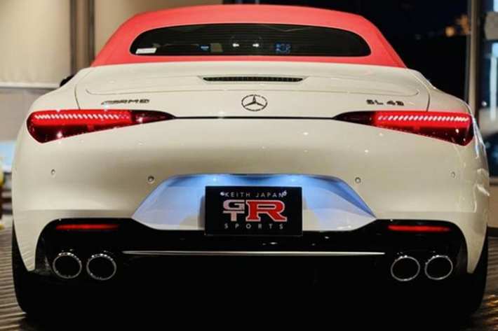 Chưa hết, Mercedes-AMG SL43 còn có thể bổ sung thêm 13 mã lực tạm thời thông qua hệ thống hybrid nhỏ. Sức mạnh trên dòng xe thể thao Mercedes-AMG SL43 sẽ đi kèm với hộp số MCT tự động 9 cấp của AMG, nhờ đó, giúp xe có khả năng tăng tốc từ vị trí xuất phát lên 100 km/h chỉ trong thời gian 4,9 giây, trước khi xe đạt vận tốc tối đa 275 km/h.