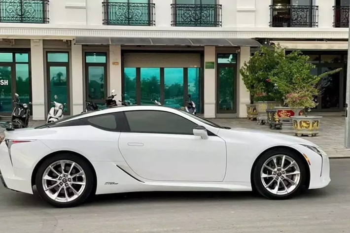 Nhưng chỉ duy nhất 1 xe Lexus LC 500h xuất hiện, đây là biến thể hybrid và được nhập về Việt Nam từ năm 2018, xe trải qua vài đời chủ và hiện đang được 1 showroom rao bán với mức giá gần 6 tỷ đồng, không rớt giá nhiều so với các xe thể thao cùng đời.