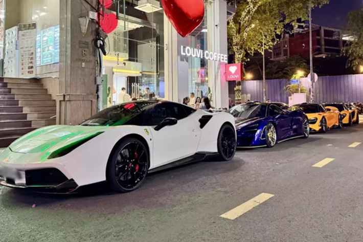 Chiếc McLaren 650S Spider nguyên bản có màu xanh dương nhưng nay đã được chủ nhân cho khoác áo màu cam. McLaren 650S Spider sử dụng động cơ V8, tăng áp kép, dung tích 3.8 lít, sản sinh công suất tối đa 641 mã lực và mô-men xoắn cực đại đạt 680 Nm.