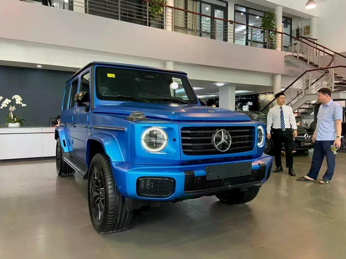 Cuối cùng là khả năng leo dốc cao lên đến 45 độ, khả năng lội nước sâu đến 850 mm và camera 360 độ với công nghệ nắp ca-pô trong suốt, cho phép người lái quan sát cả bên dưới gầm xe. Xe có mức giá khuyến nghị dự kiến là 8,68 tỷ đồng và hiện chỉ có 2 chiếc tại thị trường Việt Nam, đều thuộc bản giới hạn Edition One. Ngoài ra còn một phiên bản G 580 EQ thường với giá 7,75 tỷ đồng.