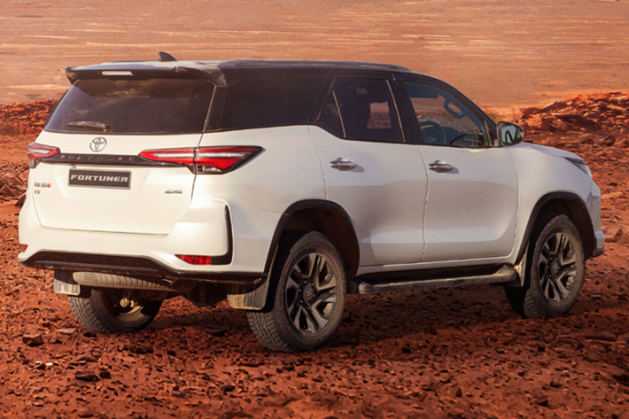Hiện chưa có thông tin chính thức về việc Toyota Fortuner Mild-hybrid sẽ được bán tại Việt Nam. Tuy nhiên, trong bối cảnh Toyota đang đẩy mạnh xe hybrid ở khu vực Đông Nam Á, khả năng phiên bản này cập bến thị trường Việt là điều hoàn toàn có thể xảy ra trong tương lai gần.
