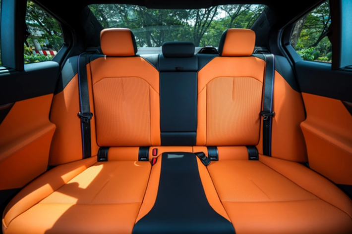 Khoang cabin của xe sở hữu nhiều tiện ích cao cấp như: màn hình cong BMW Curved Display gồm đồng hồ 12,3 inch và màn hình cảm ứng trung tâm 14,9 inch chạy hệ điều hành iDrive 8.5.