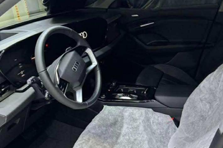Xe được trang bị ghế thể thao, hệ thống âm thanh 3D 16 loa và đèn viền nội thất thông minh. Q6 e-tron được trang bị động cơ điện có công suất tối đa 322 mã lực khi sử dụng chế độ Launch Control.