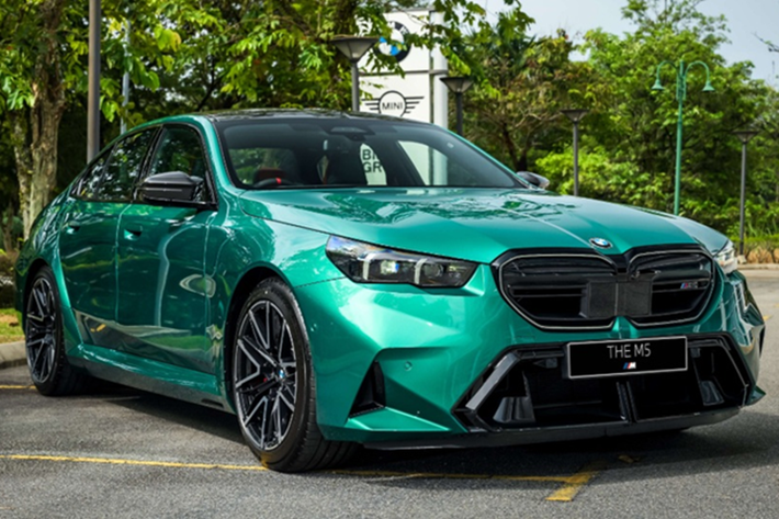 Theo đó, BMW M5 2025 được bán ra với mức giá khởi điểm 1.188.800 RM (khoảng 7,3 tỷ VNĐ), chưa bao gồm bảo hiểm. Khách hàng mua xe kèm gói bảo hành mở rộng và bảo dưỡng thì giá xe tăng lên mức 1.247.900 RM (khoảng 7,66 tỷ VNĐ).
