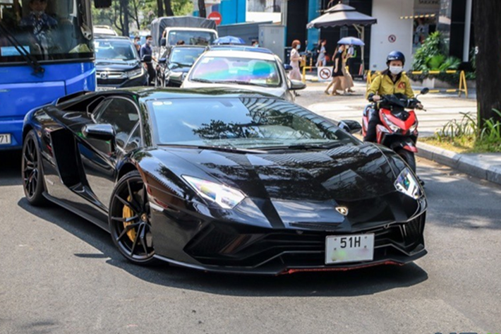 Được biết, ngày chiếc siêu xe Lamborghini Aventador S LP740-4 được xe cứu hộ chở đi từ showroom của hãng ở quận 7 đến 1 trạm đăng kiểm trên đường Huỳnh Tấn Phát, TP HCM, cũng là lúc giới truyền thông đang chụp ảnh chiếc SUV hạng sang Aston Martin DBX đầu tiên về nước, mang màu trắng.
