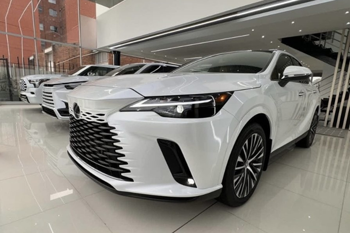 Không gian nội thất mang đậm chất Lexus với các chi tiết tinh tế và hiện đại. RX 350h được bổ sung thêm camera 360 độ toàn cảnh và màn hình HUD hiển thị kính lái, giúp nâng cao khả năng quan sát và an toàn khi vận hành.