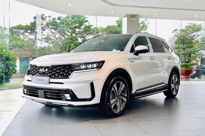 Cụ thể, phiên bản tiêu chuẩn Kia Sorento 2.2D Luxury giảm giá 55 triệu đồng, giá xe sau ưu đãi chỉ còn 899 triệu đồng. Phiên bản được ưu đãi sâu nhất là Sorento 2.2D Premium lên đến 80 triệu đồng, đưa giá thực tế về chỉ còn 999 triệu đồng.