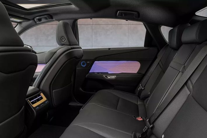Lexus ES mới sử dụng nền tảng khung gầm TNGA-K cải tiến vốn đã được áp dụng trên các mẫu xe như Toyota Camry và Crown Crossover. Xe sở hữu hệ thống treo sau đa liên kết, cấu trúc thân xe cứng hơn và hệ thống giảm xóc mới, giúp cải thiện chất lượng cũng như và độ ổn định khi vận hành.