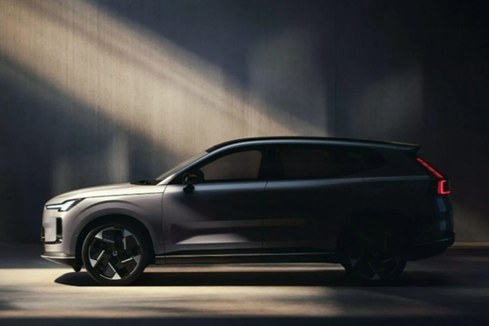 Volvo XC70 có chiều dài tổng thể 4.815 mm, rộng 1.890 mm, cao 1.650 mm và chiều dài cơ sở 2.895 mm. So với XC90, mẫu xe mới ngắn hơn 137 mm và trục cơ sở cũng ngắn hơn 89 mm, như vậy xe được định vị ở phân khúc thấp hơn, hướng đến những khách hàng cần một chiếc CUV vừa phải, linh hoạt trong đô thị nhưng vẫn đủ rộng rãi cho nhu cầu gia đình.