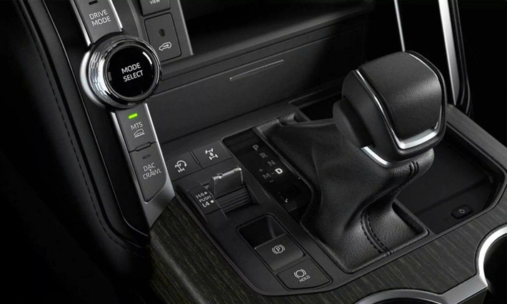 Tại UAE, Land Cruiser 300 Hybrid đã bắt đầu nhận đơn đặt hàng, với mức giá khởi điểm 106.200 USD (khoảng hơn 2,542 tỷ đồng) cho bản VXR và 111.600 USD (khoảng 2,652 tỷ đồng) ,cho bản GR Sport.