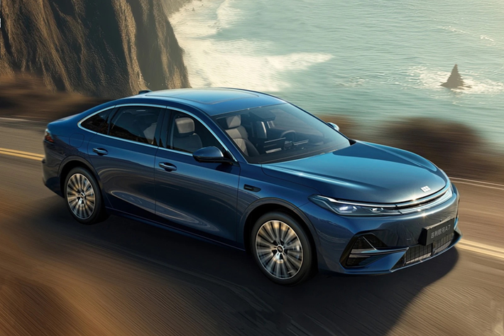 Tập đoàn Geely chính thức ra mắt chiếc sedan hạng trung mang tên Galaxy A7 hoàn toàn mới với công nghệ PHEV tiên tiến cùng mức giá hấp dẫn trong phân khúc. Tại Trung Quốc, Geely Galaxy A7 là đối thủ với các mẫu xe thuộc sedan cỡ D như BYD Seal 06, BYD Qin L, Toyota Camry hay Honda Accord...