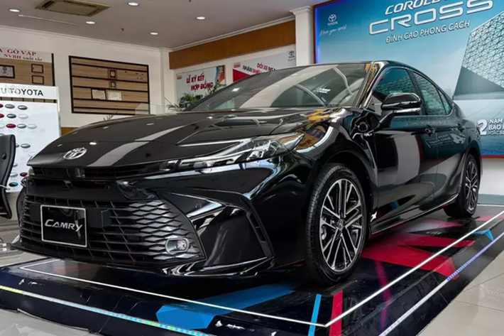 Trong tháng 6/2025 này, Toyota Việt Nam chỉ áp dụng chương trình khuyến mãi chính hãng cho một số mẫu xe, bao gồm Vios, Yaris Cross, Corolla Cross, Veloz Cross và Avanza Premio. Tuy nhiên, tại đại lý, các mẫu xe Toyota cũng đang được giảm giá, điển hình là Camry.
