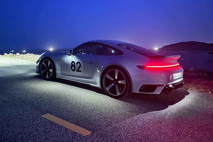 Porsche 911 Sport Classic được Cường Đô la đặt mua từ năm 2022, và chỉ mới nhận bàn giao được 2 năm qua, nhưng anh đã liên tục mang xe đi "phượt" với chặng đường xa nhất là từ Tp.HCM đi Quy Nhơn, tay chơi này còn cho biết có ý định giúp chiếc Porsche 911 Sport Classic sẽ đạt odo ấn tượng 100.000 km, tuy nhiên, điều này hơi khó khăn với lịch trình làm việc bận rộn của anh, cũng như đây là mẫu xe số sàn.