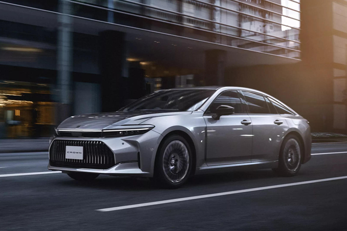 Theo Toyota UK Magazine, chiếc Crown đầu tiên xuất xưởng ngày 1/1/1955 từ nhà máy Koroma (Nhật Bản), với toàn bộ hệ thống cơ khí được thiết kế riêng để phù hợp với điều kiện vận hành tại quốc gia này vào thời điểm đó.