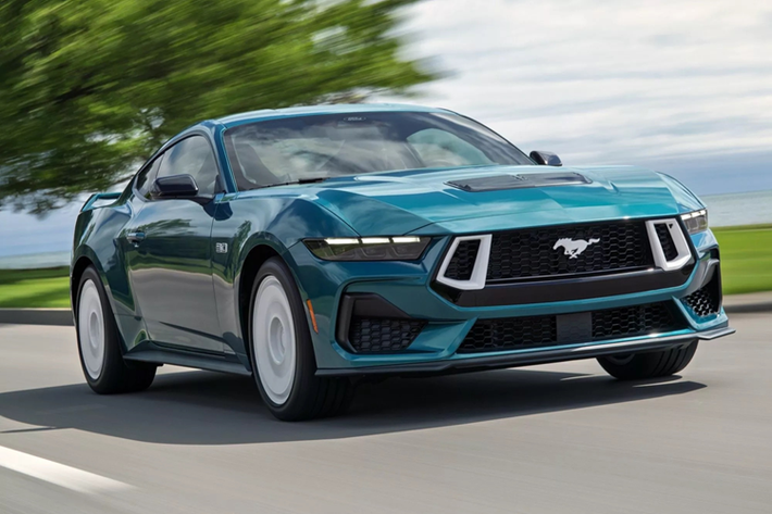 Mustang GT FX không có sự thay đổi về sức mạnh so với Mustang GT Premium, vẫn là khối động cơ V8 5.0 L hút khí tự nhiên, sản sinh công suất 480 mã lực hoặc 486 mã lực với hệ thống xả kép Active Valve. Xe có 2 tuỳ chọn hộp số sàn 6 cấp hoặc số tự động 10 cấp.