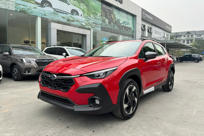 Trong khi khoang nội thất thừa hưởng thiết kế của Outback với màn hình cảm ứng trung tâm 11,6 inch, hỗ trợ kết nối Apple CarPlay, Android Auto không dây, Bluetooth. Ghế ngồi bọc da với ghế lái chỉnh điện 10 hướng, ghế hành khách chỉnh điện 8 hướng. Trang bị còn có điều hòa tự động 2 vùng độc lập, vô lăng bọc da, phanh tay điện tử, cảm biến gạt mưa tự động, cổng sạc USB-A & USB-C trước sau…