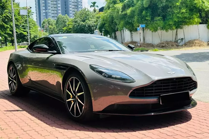 Chiếc Aston Martin DB11 V8 màu xám China Grey sẽ chuyển sang chế độ thể thao Sport và cuối cùng là Sport Plus, sẽ đánh thức hệ thống treo, hệ thống lái, hộp số tự động 8 cấp và hệ thống Torque Vectoring kết hợp cùng nhau để mang đến trải nghiệm tốc độ thú vị nhất.