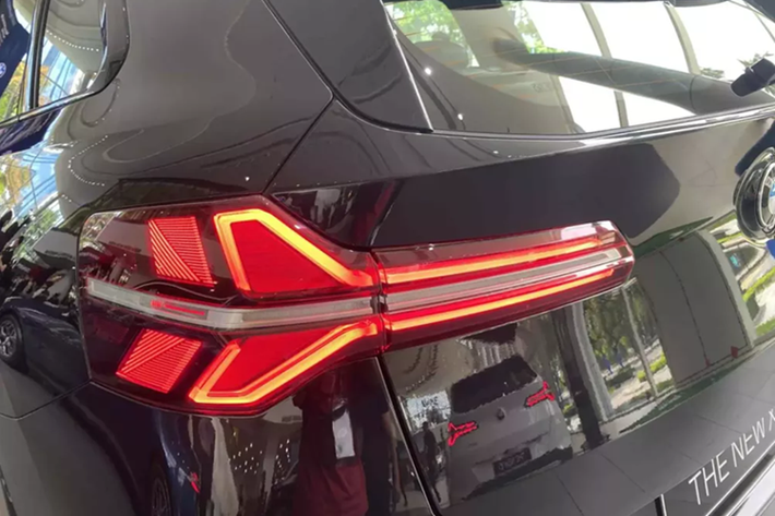 Động cơ này còn ứng dụng công nghệ BMW TwinPower Turbo và Mild Hybrid 48 volt, sản sinh công suất lên đến 190 mã lực, tăng tốc từ vị trí xuất phát lên 100 km/h trong 8,5 giây.
