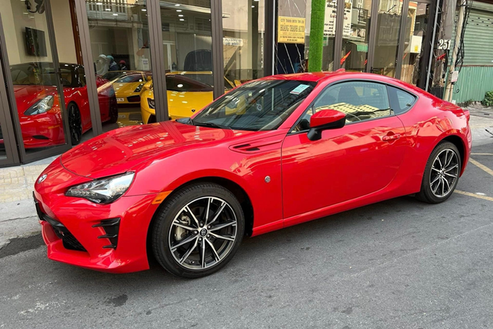 Trái tim của Toyota 86 là khối động cơ FA20 I4 phun nhiên liệu trực tiếp, dung tích 2.0 lít, sản sinh 204 mã lực ở tua máy 7.000 vòng/phút và mô-men xoắn cực đại 212 Nm ở tua máy 6.400 – 6.800 vòng/phút, truyền tới bánh sau thông qua một hộp số sàn 6 cấp. Xe có khả năng tăng tốc từ 0 lên 100 km/h trong 7,6 giây.