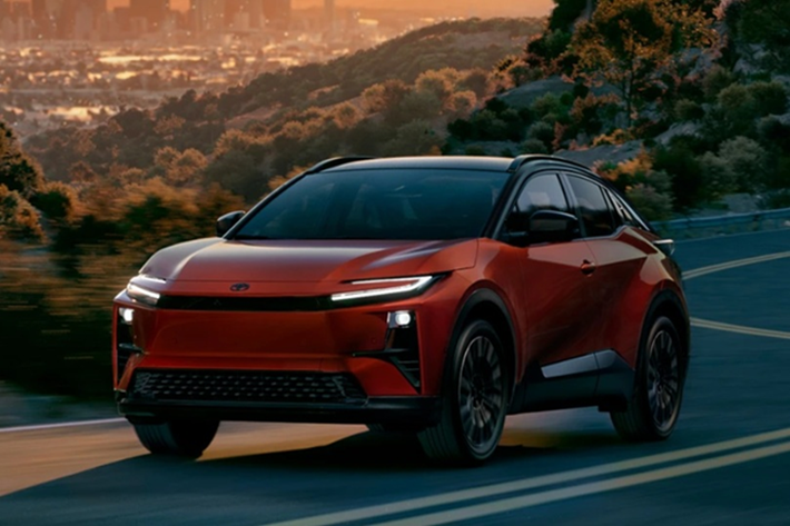 Khác với bản hybrid được giới thiệu trước đó ở châu Âu, Toyota quyết định tung ra phiên bản chạy điện hoàn toàn tại Mỹ, thể hiện rõ định hướng mở rộng dải sản phẩm không khí thải của hãng.