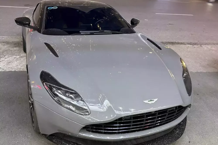 Đuôi xe Aston Martin DB11 có một cặp đèn hậu LED hình chữ C làm tâm điểm của mọi sự chú ý, khác với Aston Martin Vanquish, đèn hậu của Aston Martin DB11 mỏng hơn rất nhiều và dưới chân chữ C được kéo dài sang đến cốp đuôi sau.