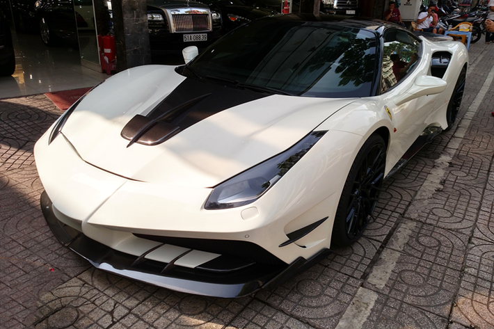 Siêu xe Ferrari 488 GTB sử dụng động cơ V8, tăng áp kép, dung tích 3.9 lít, sản sinh công suất tối đa 661 mã lực tại vòng tua máy 8.000 vòng/phút và mô-men xoắn cực đại 760 Nm tại 3.000 vòng/phút.
