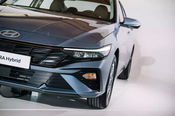 Sau một thời gian dài vắng bóng, Hyundai Elantra quay trở lại thị trường Philippines với 5 phiên bản, bao gồm GL STD, GL, HEV GLS, HEV Premium và 1.6T N Line. Giá bán của mẫu xe này dao động từ 1.065.000 - 1.795.800 Peso (khoảng 498 - 840 triệu đồng).