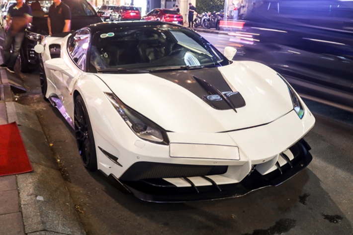 Kết hợp cùng hộp số ly hợp kép 7 tốc độ, nhờ đó, siêu xe Ferrari 488 GTB chỉ mất khoảng thời gian 3 giây để đua nước rút từ vị trí xuất phát lên 100 km/h trước khi đạt vận tốc tối đa 330 km/h.