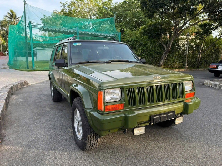 Mới đây, chiếc xe tiếp tục xuất hiện trở lại tại TP.HCM trong một showroom chuyên xe độc. Tuy chưa có xác nhận chính thức, nhưng việc trên thân xe xuất hiện dòng chữ UN, đặc trưng trong nhiều mẫu xe off-road của ông Vũ khiến giới yêu xe gần như chắc chắn mẫu Cherokee này đã gia nhập bộ sưu tập Trung Nguyên Legend.