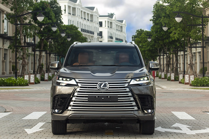 Giá trị của chiếc xe Lexus LX600 từ 8,5 tỷ đồng trong khi biển số xe 35A-555.55 được trả giá cao nhất lên đến là 3,15 tỷ đồng, như vậy, tổng giá trị mà đại gia của lâu đài Thành Thắng phải bỏ ra cho đồ chơi mới này không dưới 11,65 tỷ đồng cho đến 12,85 tỷ đồng, chưa bao gồm các chi phí đăng ký khác.