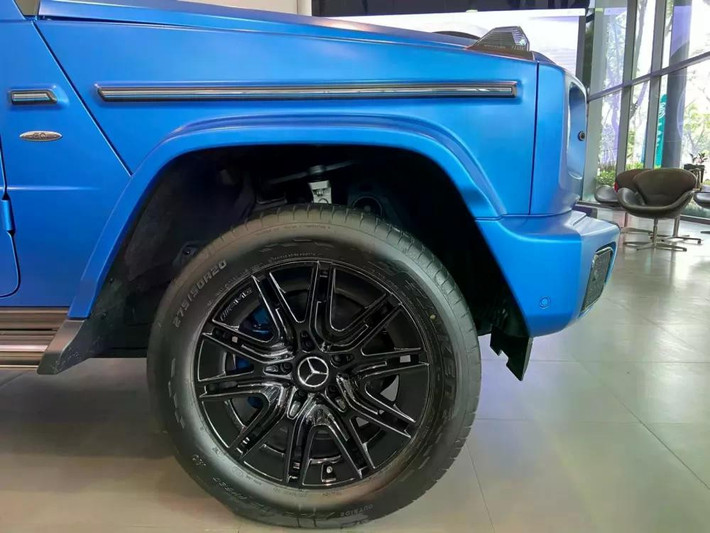 Đáng chú ý, phiên bản Edition One mẫu xe hiếm hoi được đưa về Việt Nam, sở hữu bộ mâm AMG 20 inch độc quyền, đi kèm các gói nâng cấp như AMG Line, Night Package và MANUFAKTUR Logo Package.