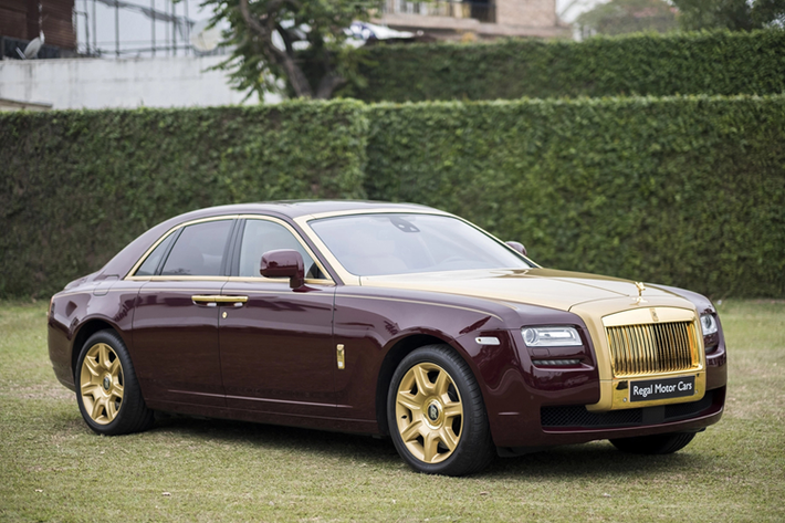 Câu chuyện về 2 chiếc xe siêu sang Rolls-Royce của ông Trịnh Văn Quyết tưởng chừng đã yên ắng khi về với chủ nhân mới sau nhiều tháng đấu giá không ai mua, thì bất ngờ, ông Đ.H.M đã khui lại với việc bán 2 xe này cho cựu chủ tịch của FLC.