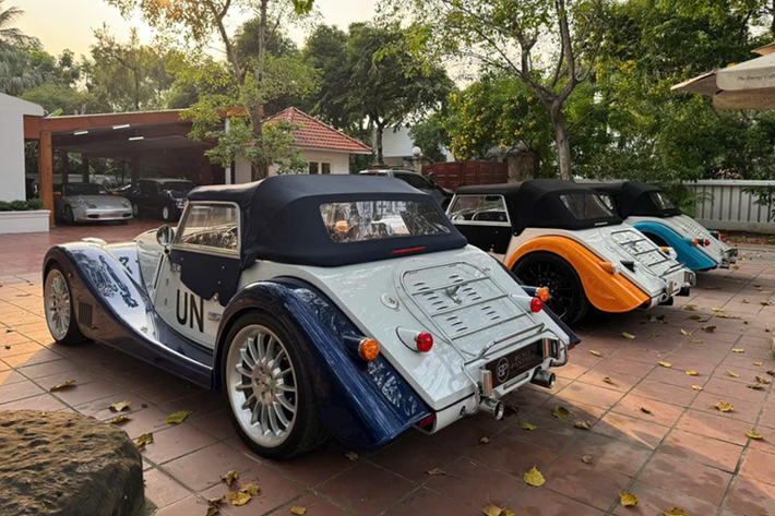 Xe có mui mềm màu đen, đỏ hay xanh dương... tùy theo cấu hình mà khách hàng lựa chọn, đừng tìm nút bấm mở mui nào trong khoang lái hay trên chìa khóa như các xe thể thao hay siêu xe khác, mui xe của Morgan Plus Four "chạy bằng cơm", bạn sẽ tự tay mở mui và đóng lại rất dễ dàng.