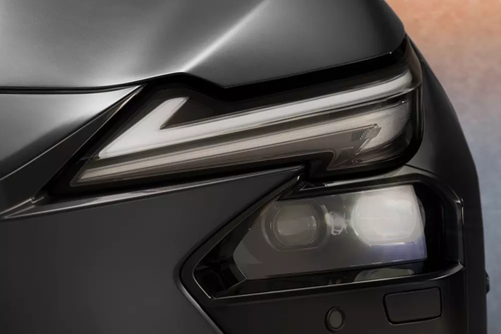 Trước đây, nhiều người cho rằng Lexus ES chưa từng thực sự phù hợp với gu của thị trường châu Âu. Ở thế hệ mới, xe đã được thiết kế lại toàn diện nhằm nâng cao sức hút. Ngoại thất mang phong cách tươi mới và hiện đại hơn với lưới tản nhiệt hình con suốt sơn cùng màu thân xe hay đèn pha hình chữ "L" sắc nét, thanh mảnh hơn.