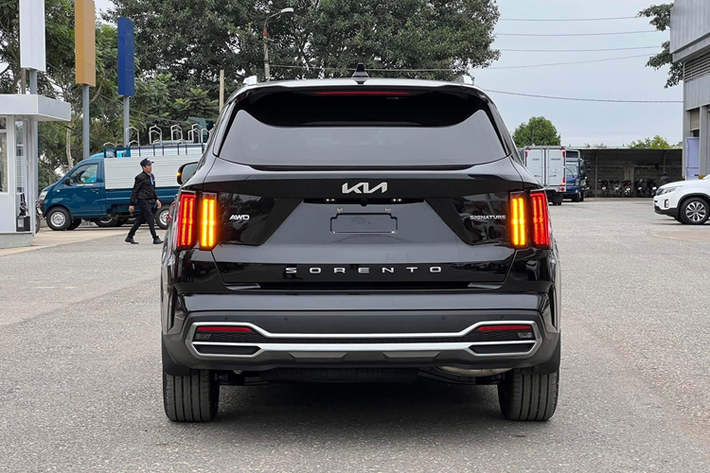 Kia Sorento bán tại Việt Nam có tới 4 tùy chọn động cơ. Động cơ xăng Smartstream G2.5 công suất 177 mã lực, mô-men xoắn 232 Nm, đi kèm hộp số tự động 6 cấp. Động cơ dầu Smartstream D2.2 sản sinh 198 mã lực và 440 Nm mô-men xoắn, kết hợp hộp số tự động ly hợp kép 8 cấp.