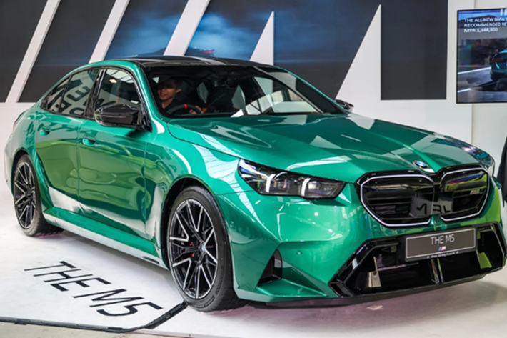 BMW M5 G90 2025 được trang bị hệ truyền động PHEV với sự kết hợp của động cơ V8 4.4L tăng áp kép với một mô-tơ điện truyền động qua hộp số tự động M Steptronic 8 cấp và hệ dẫn động 4 bánh toàn thời gian (M xDrive). Tổng công suất hệ thống đạt 727 mã lực và 1.000 Nm, giúp xe tăng tốc từ 0-100 km/h chỉ trong 3,5 giây và 0-200 km/h trong 10,9 giây.