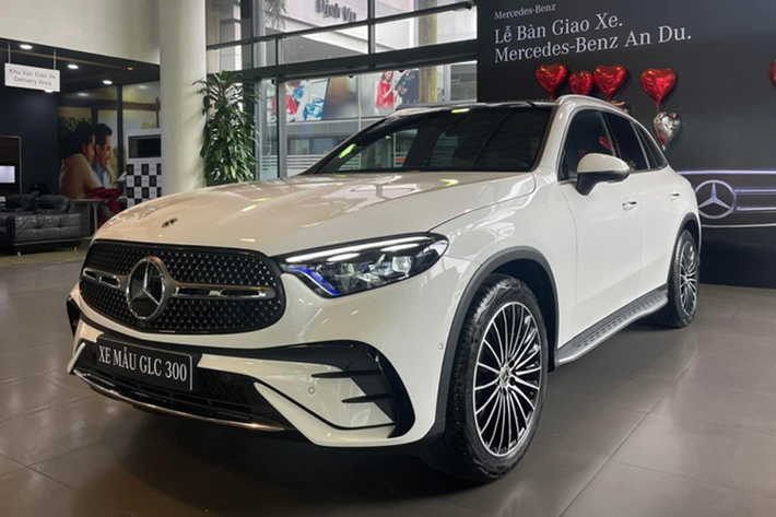 Cả hai phiên bản đều được trang bị 6 túi khí, phanh tay điện tử, hỗ trợ khởi hành ngang dốc, chức năng hỗ trợ tự động điều chỉnh pha/cốt, hỗ trợ giữ khoảng cách chủ động Distronic, hỗ trợ phanh phòng ngừa va chạm, hỗ trợ giữ làn chủ động, hỗ trợ đỗ xe chủ động Parktronic, chức năng cảnh báo mất tập trung, hỗ trợ cảnh báo điểm mù và hệ thống kiểm soát hành trình.