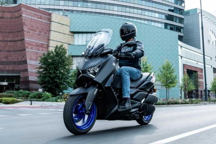 Ngoại hình của xe vẫn mang đậm ngôn ngữ đặc trưng của dòng MAX Series, thể hiện qua cụm đèn pha LED đôi hình ống nhòm mạnh mẽ, kết hợp cùng dải đèn định vị hiện đại mang lại diện mạo năng động và sắc sảo.