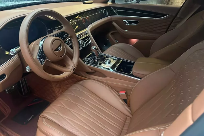 Chiếc xe siêu sang Bentley Flying Spur mà doanh nhân Tp.HCM mới bán lại đã trải qua thế hệ thứ 3 với nhiều sự thay đổi đáng giá ở ngoại thất từ đèn pha, đèn hậu đến thiết kế của xe.