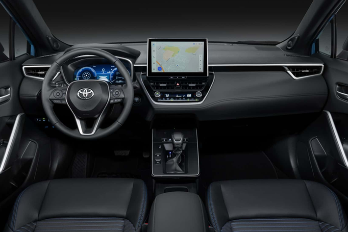 Toyota cũng định vị lại các nút bấm và cổng sạc, tách cần số khỏi giá để cốc, đồng thời loại bỏ một số chi tiết trang trí. Thay đổi nhỏ nhưng mang lại khác biệt khá lớn.Tại Mỹ, Toyota sẽ cung cấp 3 cấu hình tùy chọn cho Corolla Cross 2026 máy xăng, bao gồm: L, LE và XLE.