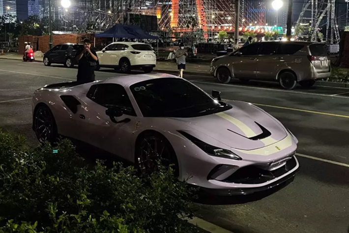 Việc thêm vào phần mui xếp cứng khiến chiếc siêu xe mui trần Ferrari F8 Spider nặng hơn biến thể mui cứng là Ferrari F8 Tributo khoảng 70 kg. Tuy nhiên, Ferrari F8 Spider vẫn nhẹ hơn người tiền nhiệm là Ferrari 488 Spider đến tận 20 kg. Siêu xe mui trần Ferrari F8 Spider đầu tiên ra biển số của tỉnh Lâm Đồng được trang bị động cơ V8, dung tích 3.9 lít, tăng áp kép, tạo ra công suất tối đa 711 mã lực và mô-men cực đại 770 Nm.