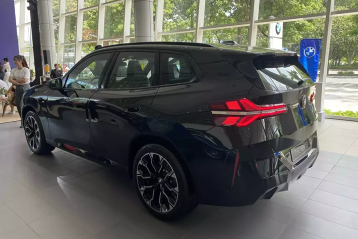 BMW X3 thế hệ thứ 4 trang bị nhiều công nghệ hỗ trợ lái tiên tiến, gồm: hệ thống cảnh báo va chạm phía trước; cảnh báo lệch làn đường; gói hỗ trợ lái Driving Assistant Plus với tính năng kiểm soát hành trình thích ứng (Adaptive Cruise Control).