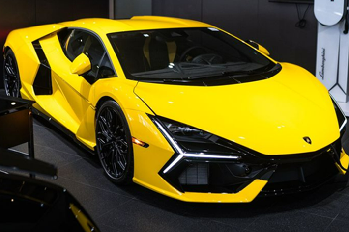 So với đàn anh Lamborghini Aventador Ultimae, siêu xe mới này tăng tốc nhanh hơn nhưng vận tốc tối đa thấp hơn 5 km/h, thậm chí so với đối thủ Ferrari SF90 Stradale, Lamborghini Revuelto dù dùng máy mạnh hơn, công suất cao hơn nhưng 0-100 km/h tương đương nhau.