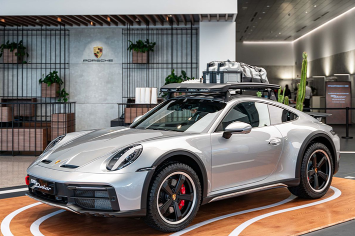 Khi nhận bàn giao xe, chiếc xe thể thao giới hạn Porsche 911 Dakar đầu tiên về Việt Nam đã được lên bộ tem mới với tông màu đỏ và vàng làm điểm nhấn, trên nền sơn bạc GT Silver Metallic nguyên bản của xe, 2 bên cửa và nắp khoang hành lý phía trước được dán thêm con số 19.