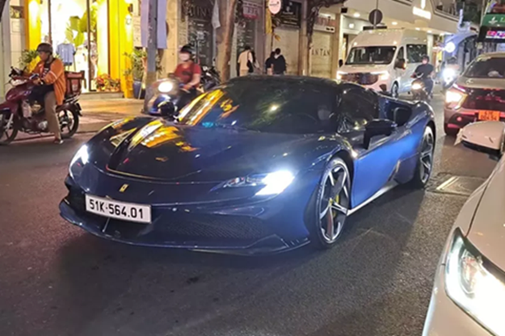 Chiếc siêu xe mui trần này đã gắn bó với vợ chồng Cường Đô la trong nhiều năm qua, Ferrari SF90 Spider cũng là chiếc xe đắt nhất mà doanh nhân phố núi Gia Lai này sở hữu. Mới đây, Cường Đô la đã bị bắt gặp lái chiếc xe Ferrari SF90 Spider dạo phố đêm TP HCM để gặp bạn bè.