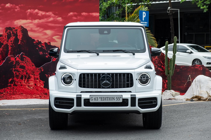 Giá bán cho xe Mercedes-AMG G63 V1 chính hãng hiện tại từ 11,75 tỷ đồng, tức cao hơn 800 triệu đồng so với chiếc xe SUV hạng sang Mercedes-AMG G63 tiêu chuẩn. Còn các xe lướt, giá bán từ 5,8 tỷ đến 9 tỷ đồng, tùy thuộc vào đời xe, trang bị...
