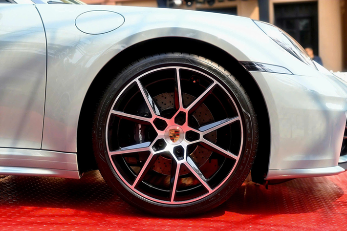 Hãng xe Porsche đã tinh chỉnh thiết kế ngoại thất của mẫu 911 với những chi tiết được lựa chọn kỹ lưỡng, phần lớn trong số đó nhằm cải thiện khí động học và hiệu suất tổng thể của xe thể thao. Đèn pha LED Matrix tiêu chuẩn của 911 được tích hợp xi nhan, loại bỏ đèn phụ phía trước và các hốc hút gió làm mát lớn hơn ở phần đầu xe.