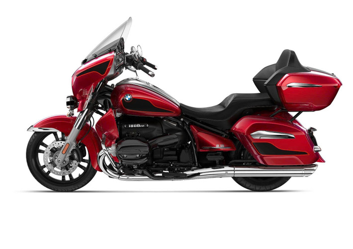 BMW R18 2025 bắt đầu mở bán từ quý II/2025 tại châu Âu và Mỹ. Giá khởi điểm tại thị trường Mỹ cho bản tiêu chuẩn là 15.395 USD, Các phiên bản cao cấp hơn có thể lên đến 24.000 USD hoặc hơn tùy trang bị.